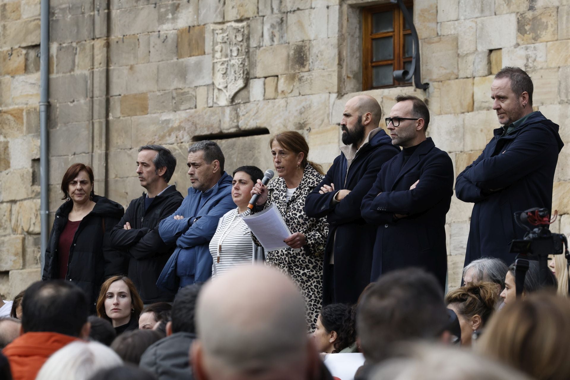 María José Barrio, portavoz de Comisiones Obreras en el Hospital Tres Mares y, este sábado, también de todos los colectivos que han salido a las calles de Reinosa, leyó el manifiesto. En la imagen, junto a los representantes del resto de partidos y sindicatos convocantes.