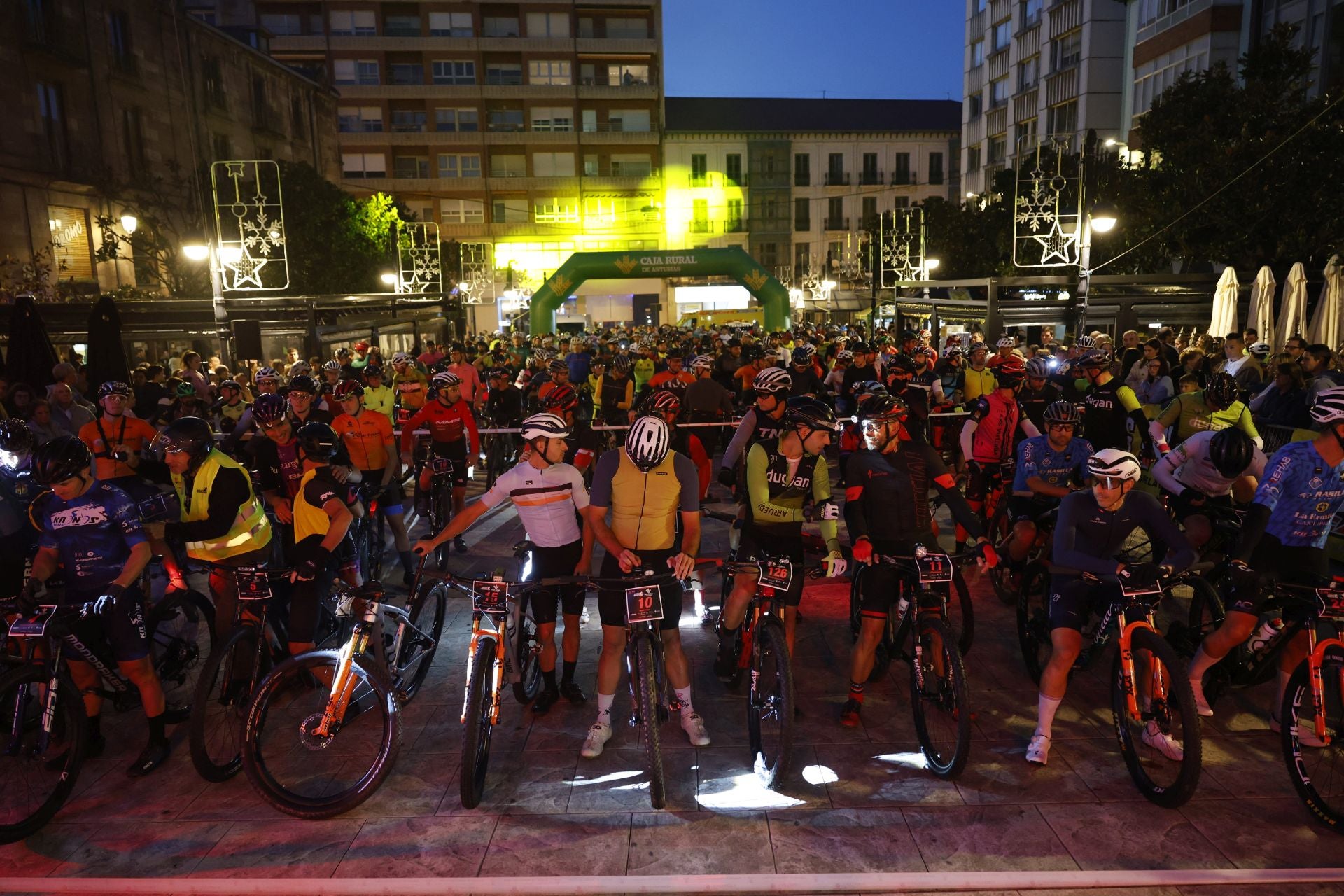 Los 'bikers' eran los primeros en salir en el Night City Trail.