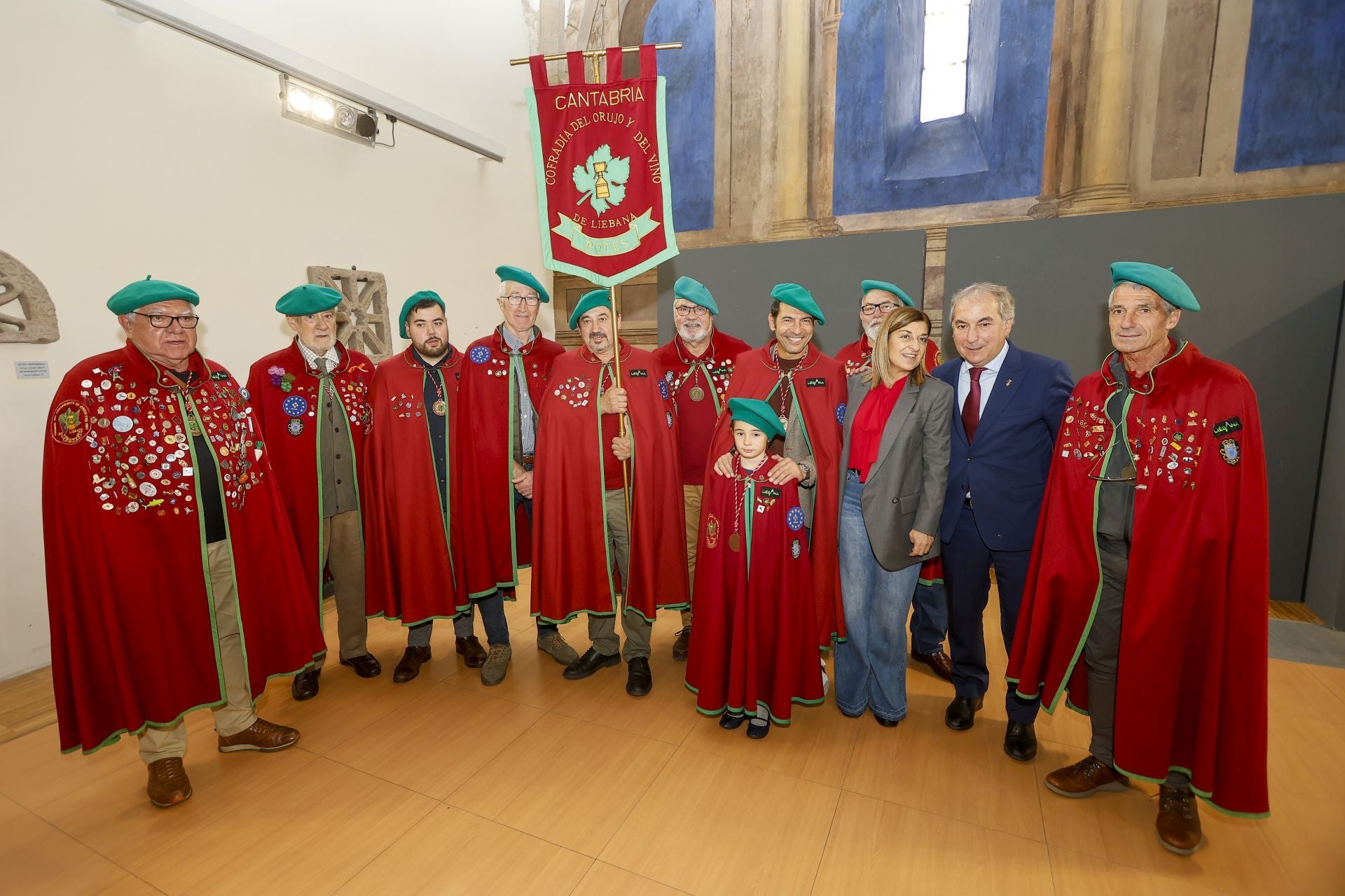 Integrantes de la cofradía de Liébana con la presidenta del Gobierno de Cantabria y el alcalde de Potes en el Centro de Estudios Lebaniegos.