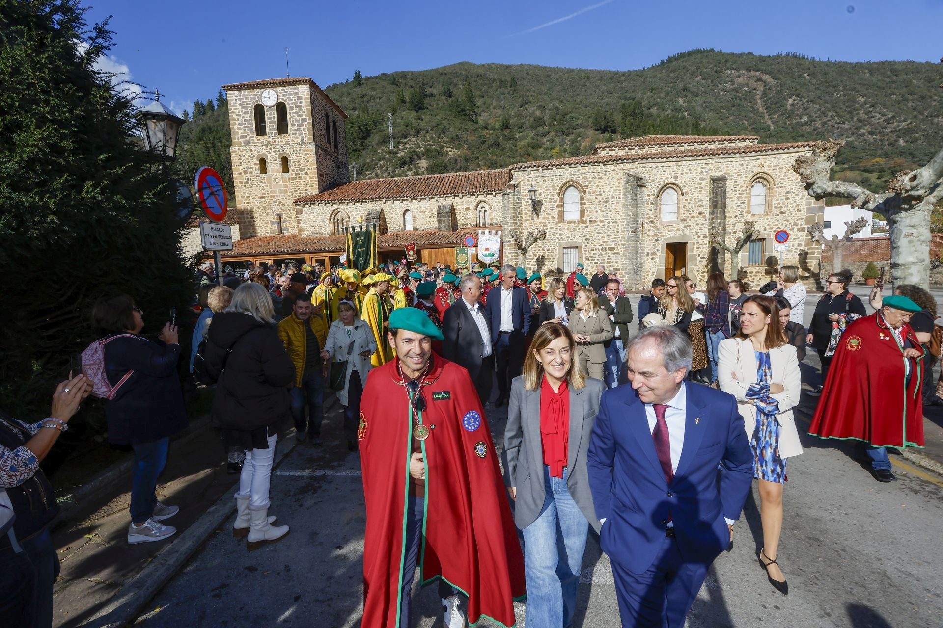 Taronjí, Buruaga y Gómez de camino a la Torre del Infantado.