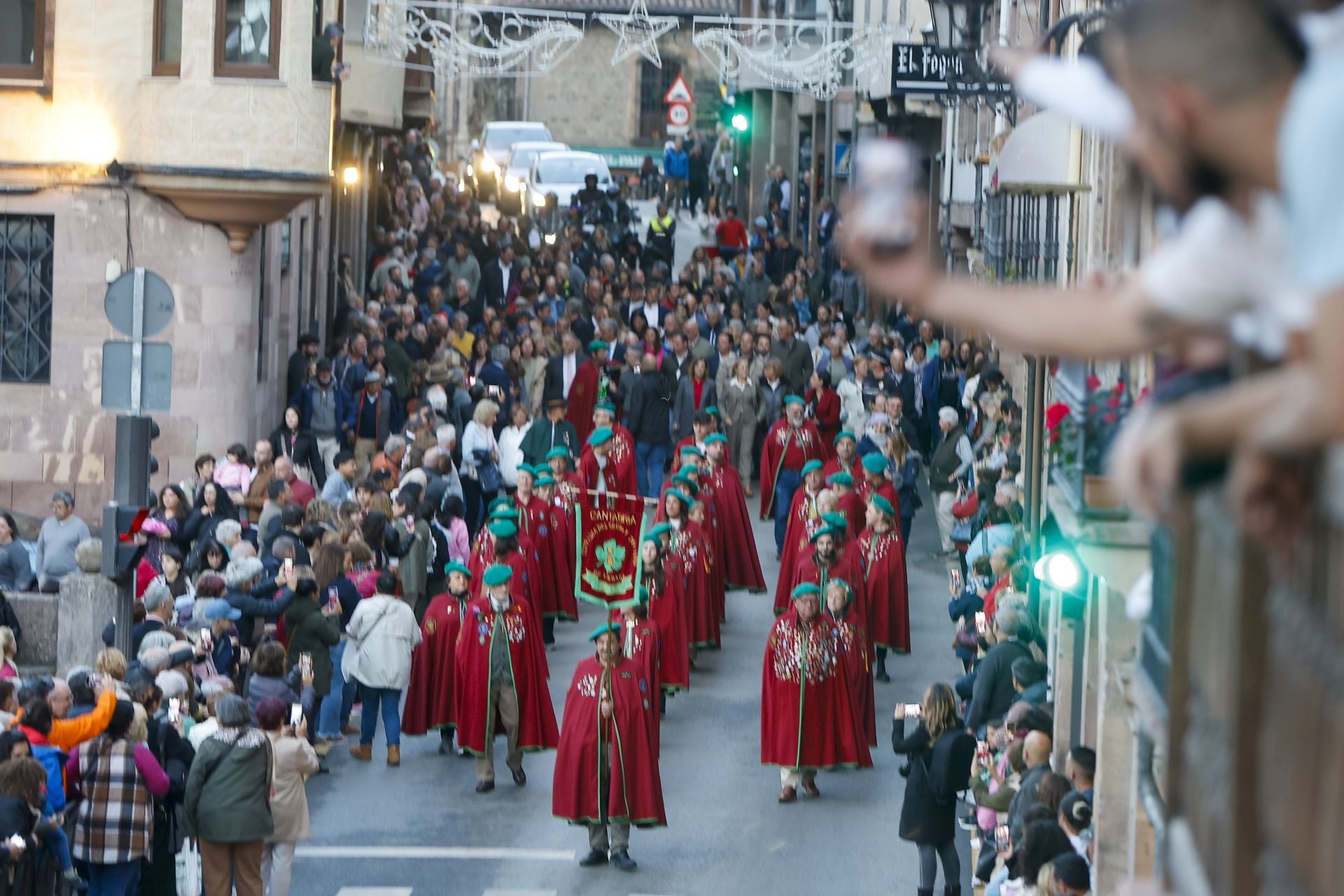 La Cofradía del Aguardiente del Orujo y Vino de Liébana, autoridades y Orujero Mayor en el desfile por la plaza de Potes.