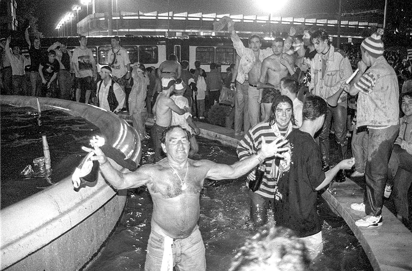 Cioli y otros aficionados bañándose en la fuente para celebrar el ascenso.