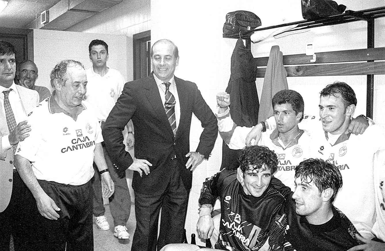 Juan Hormaechea, presidente del Gobierno de Cantabria, junto a jugadores y trabajadores del club en el vestuario.