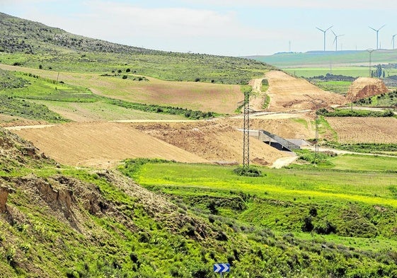 Las máquinas trabajan sobre el terreno a la altura de la localidad palentina de Monzón de Campos.