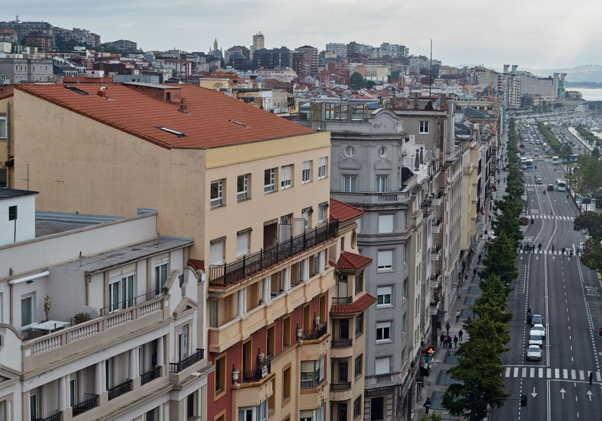 La calle Calvo Sotelo, donde se localizan algunos de los inmuebles que requieren una revisión estructural.