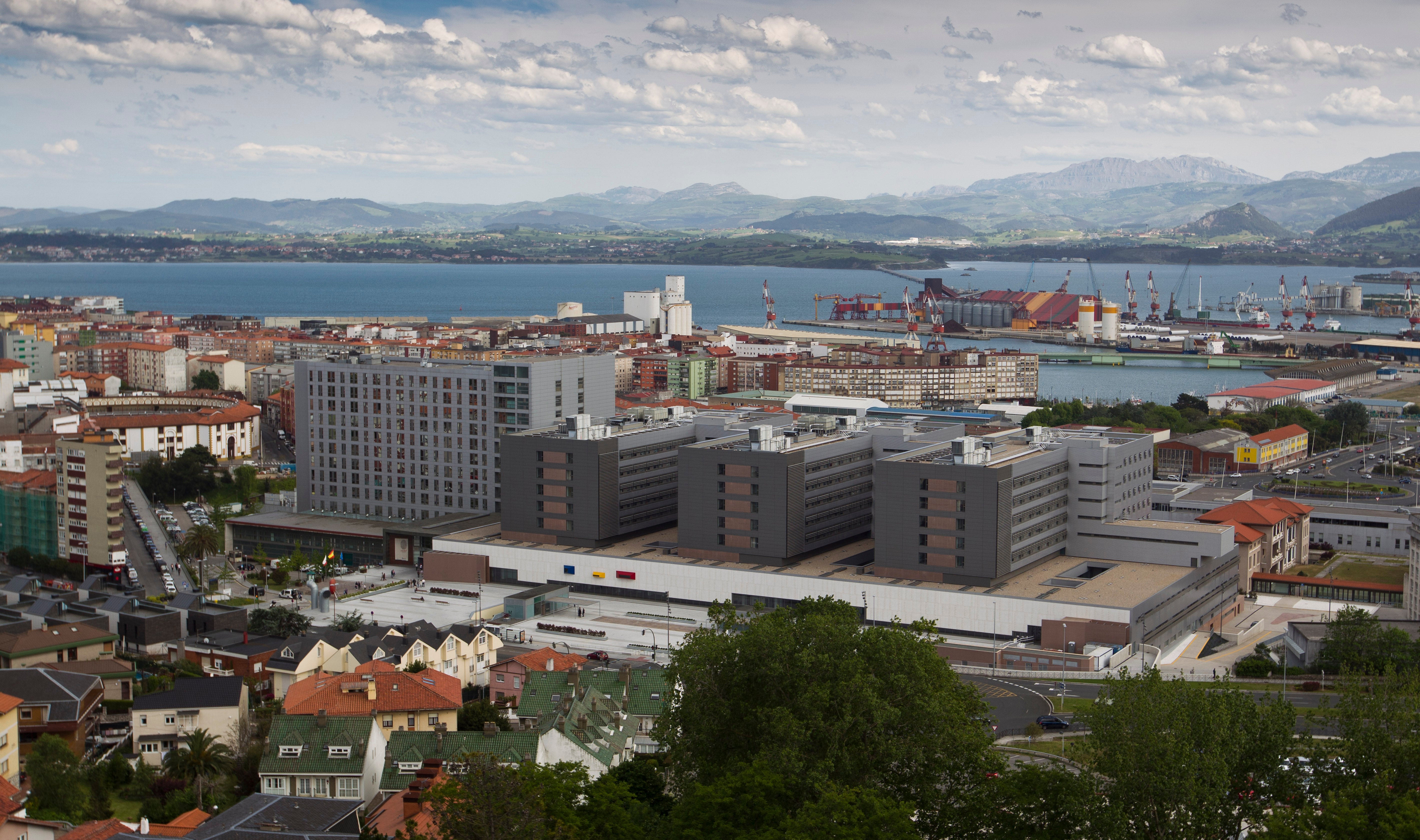 Imagen después - A la izquierda, panorámica del complejo antes del derrumbe mortal. A la derecha, vista del hospital desde el mismo punto, pero 25 años después.