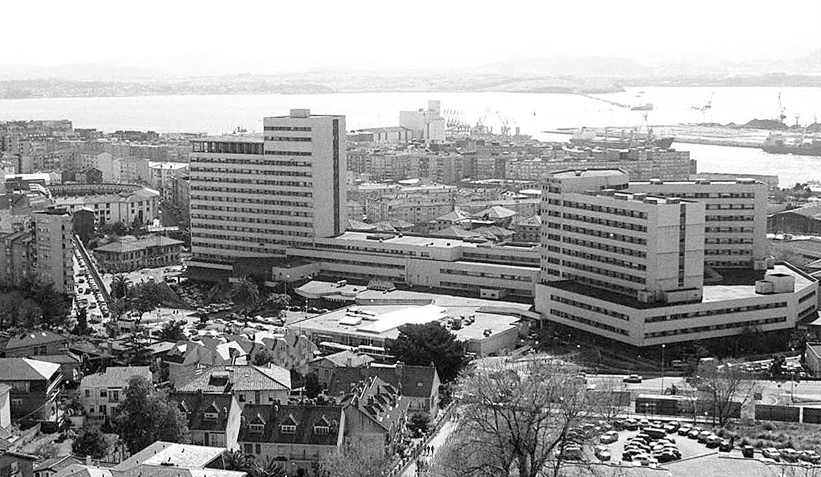 Imagen antes - A la izquierda, panorámica del complejo antes del derrumbe mortal. A la derecha, vista del hospital desde el mismo punto, pero 25 años después.