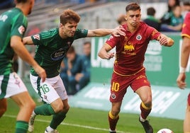 Mario García corre junto a un rival del Racing de Ferrol para hacerse con el balón