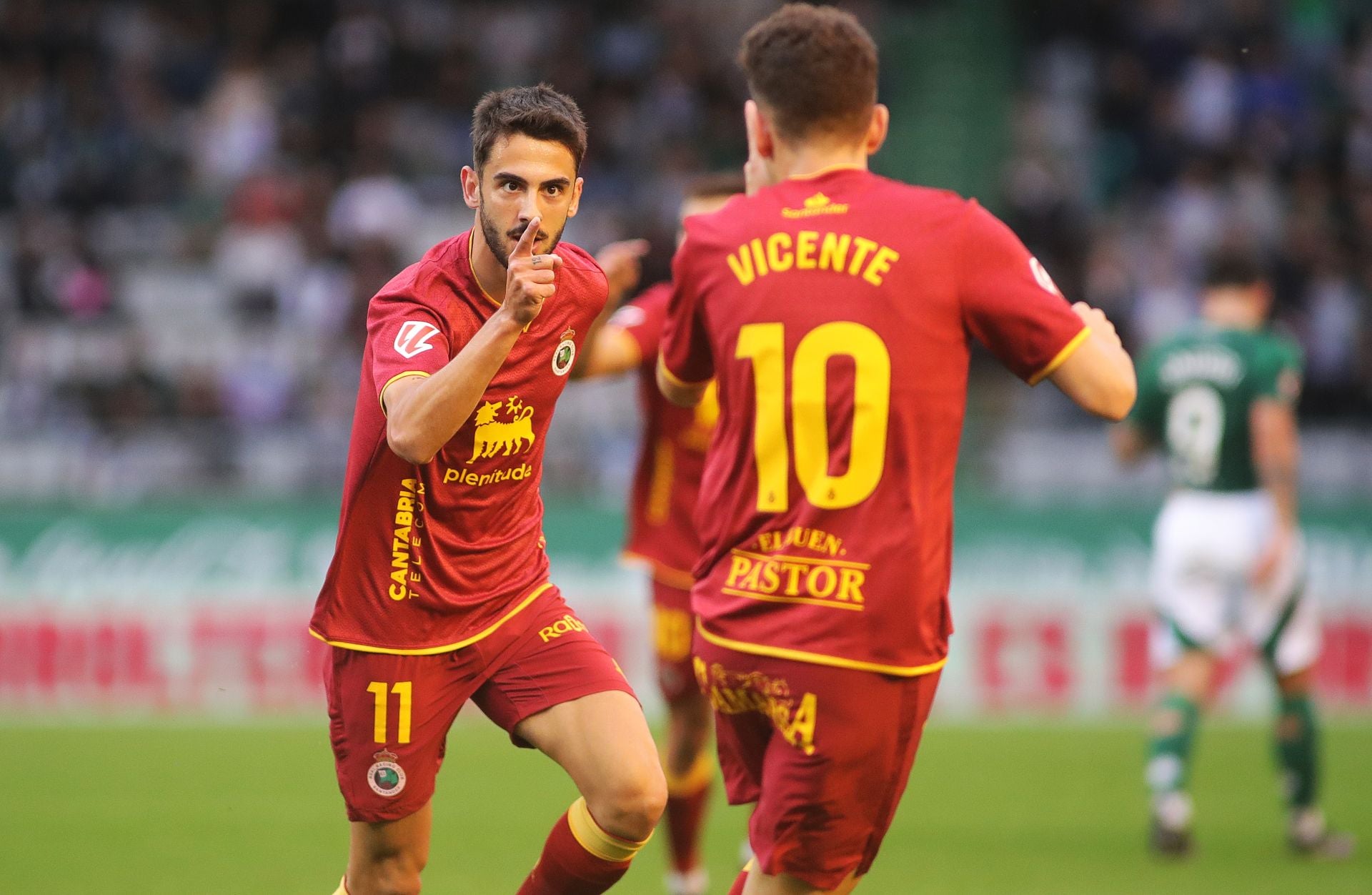 Andrés Martín hace un gesto de complicidad a Íñigo Vicente después de marcar el primer gol de los cántabros.