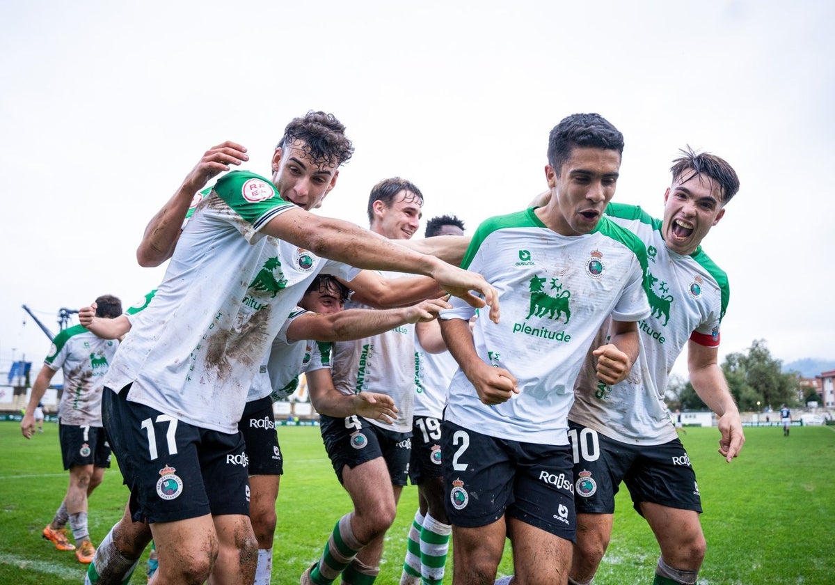 Los jugadores del Rayo Cantabria celebran el triunfo ante el Langreo