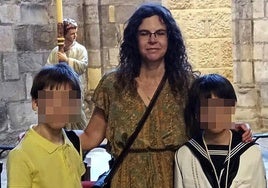 Silvia López Gayubas, junto a sus dos hijos, durante la comunión de uno de ellos.