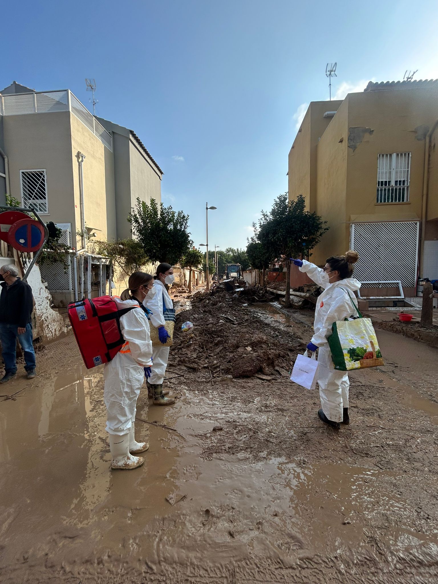 Imagen secundaria 1 - Enfermeras de Cantabria en la Zona Cero de la DANA.