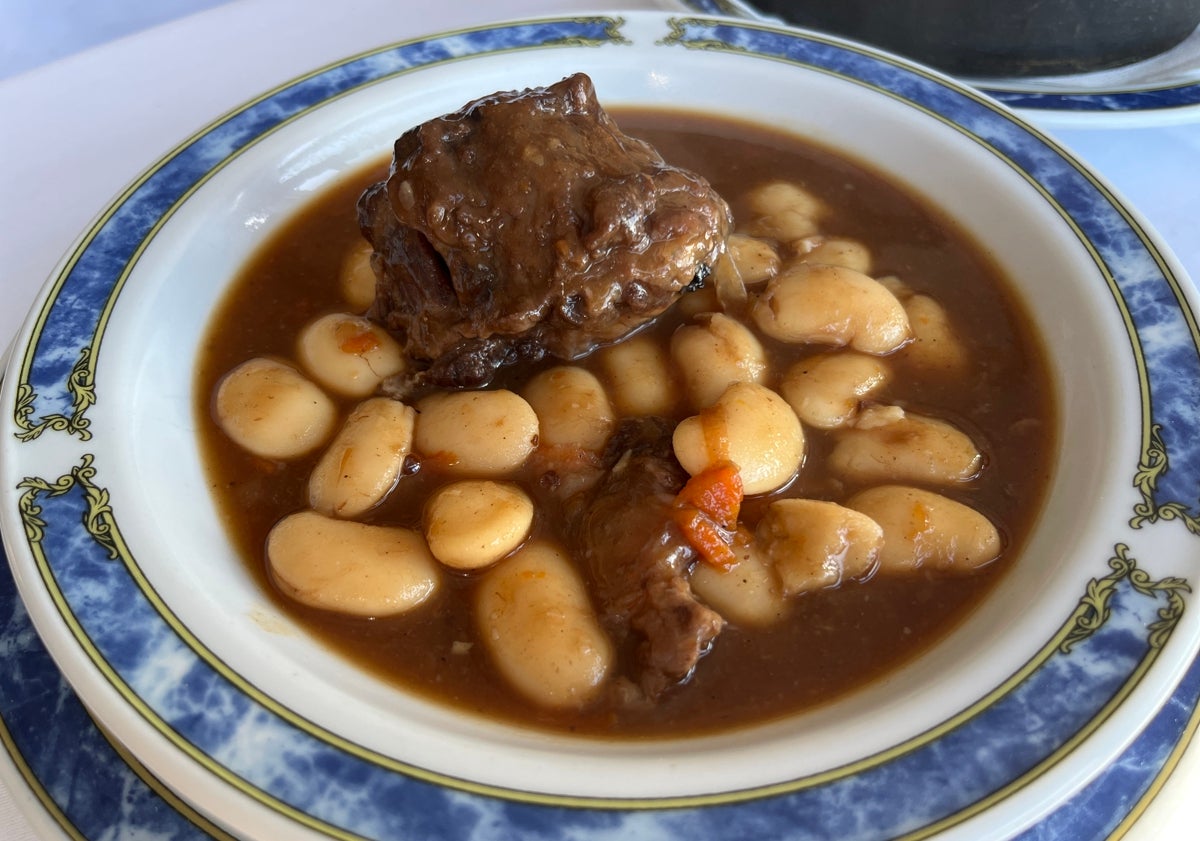 Imagen principal - Judiones con rabo guisado, especialmente mantecosos; melosas alubias blancas con cachón y sopa de pescado y marisco.