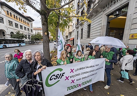 Concentración en Santander de este lunes en los accesos a Delegación de Gobierno.