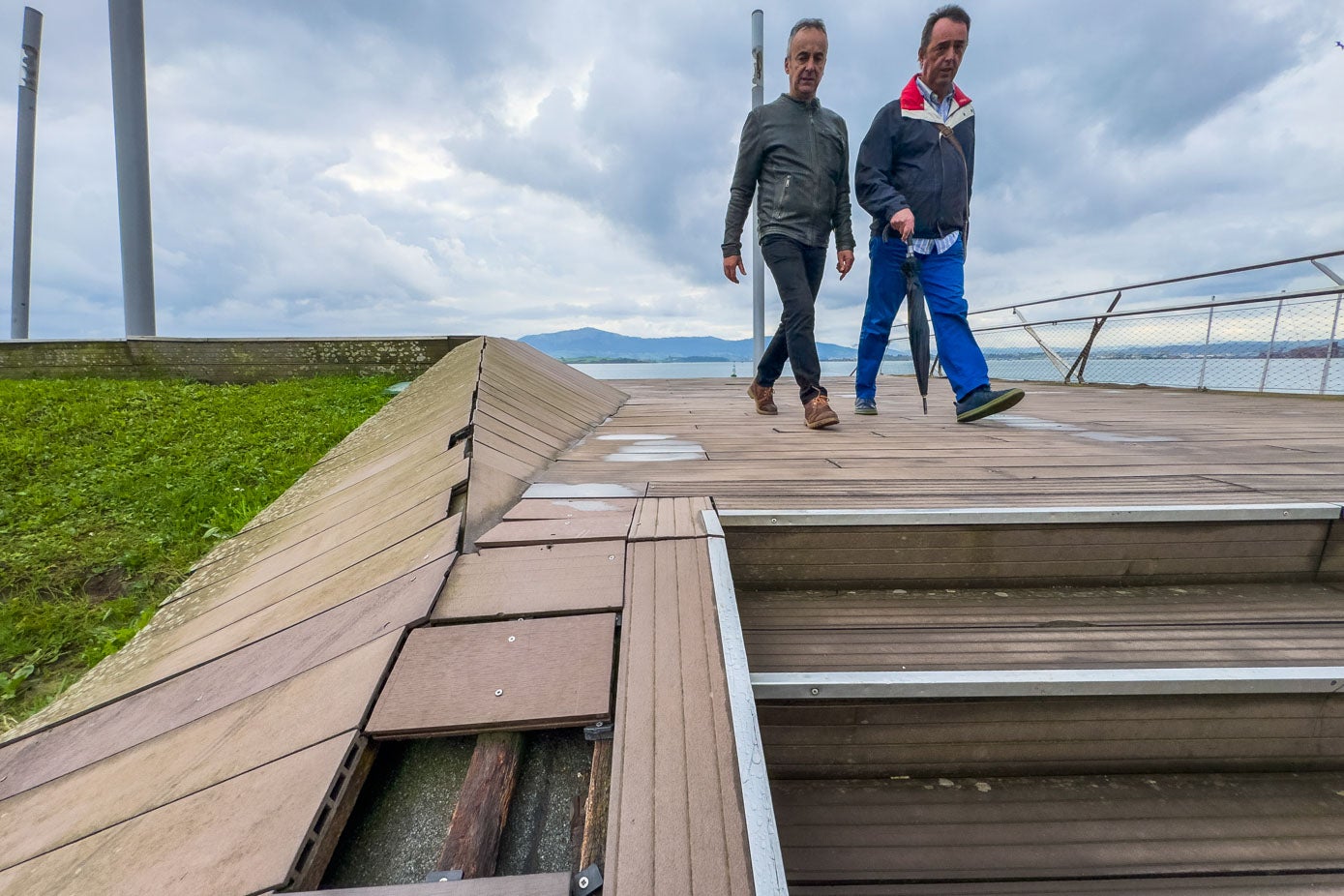 Junto a las escaleras de acceso a la Duna también hay piezas de mandera rotas. 