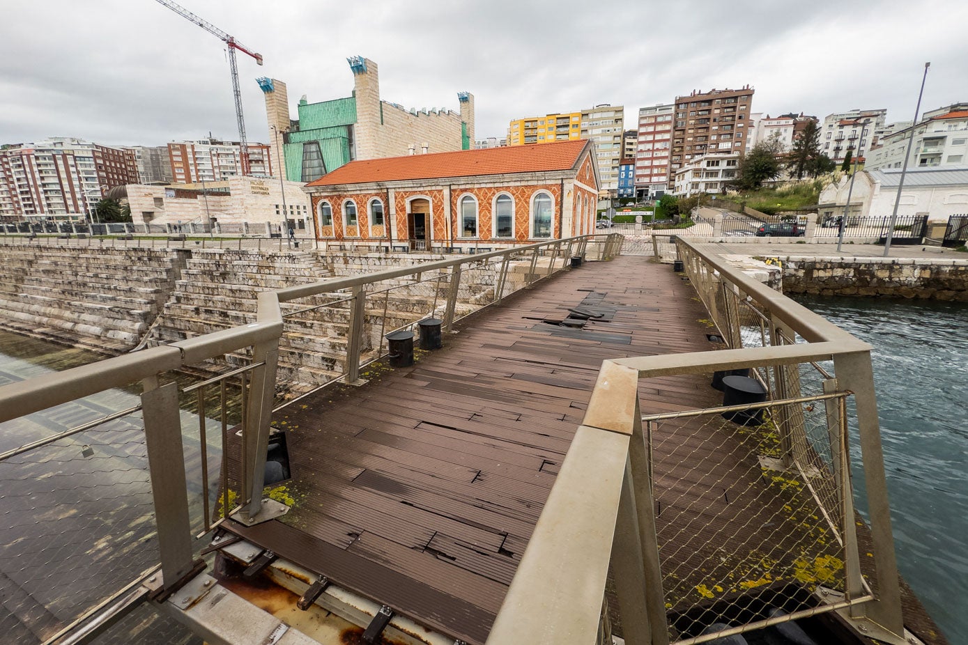 La pasarela peatonal sobre el dique de Gamazo ha sido clausurada para su renovación. 