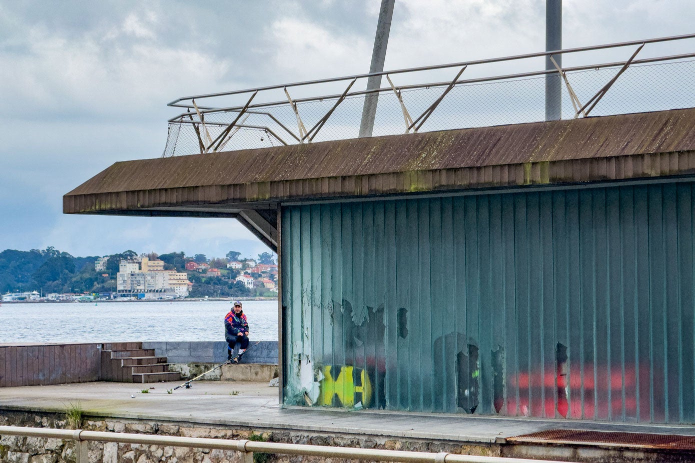 La zona también presenta grafitis, cristales rotos y basura.