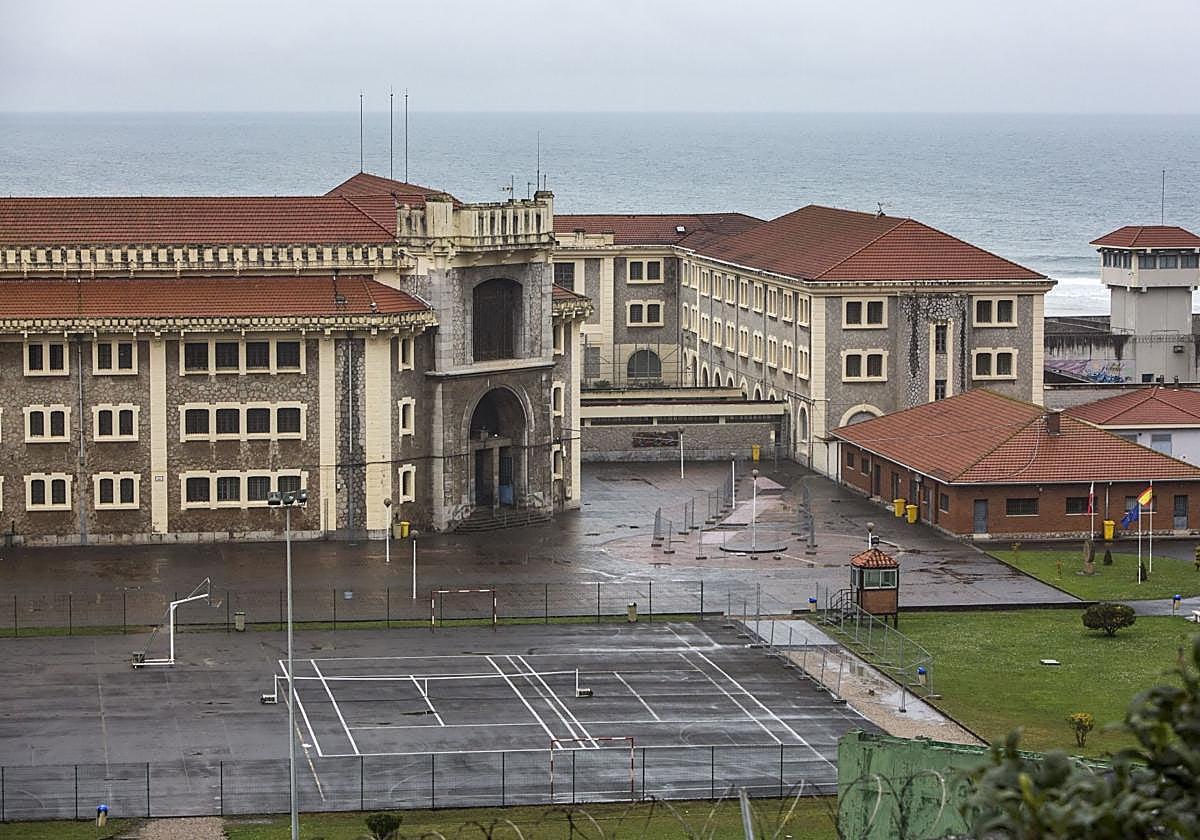 Vista general de la cárcel de El Dueso, en Santoña, que está inmersa en una obra integral de renovación de sus instalaciones.