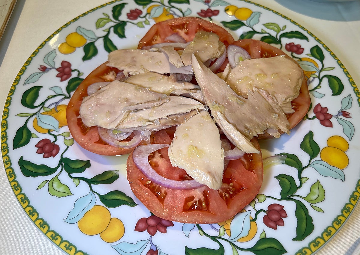 Imagen secundaria 1 - Nécoras de la zona de San Vicente, hembras; ensalada de tomate y láminas de bonito y copa Boga Boga.