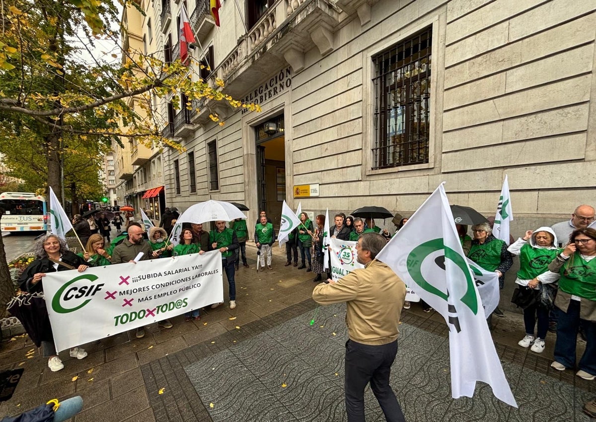 Imagen secundaria 1 - Concentración de esta mañana convocada por CSIF en Santander.
