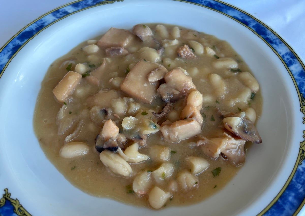 Imagen secundaria 1 - Judiones con rabo guisado, especialmente mantecosos; melosas alubias blancas con cachón y sopa de pescado y marisco.