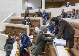 Integrantes de la bancada popular, en primer término, conversan antes del inicio del pleno de este lunes.