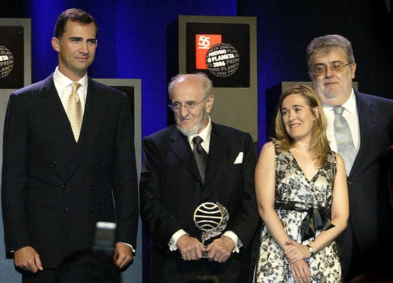 Pombo, con el Príncipe Felipe, en la entrega del 55 Premio Planeta, en el año 2006.