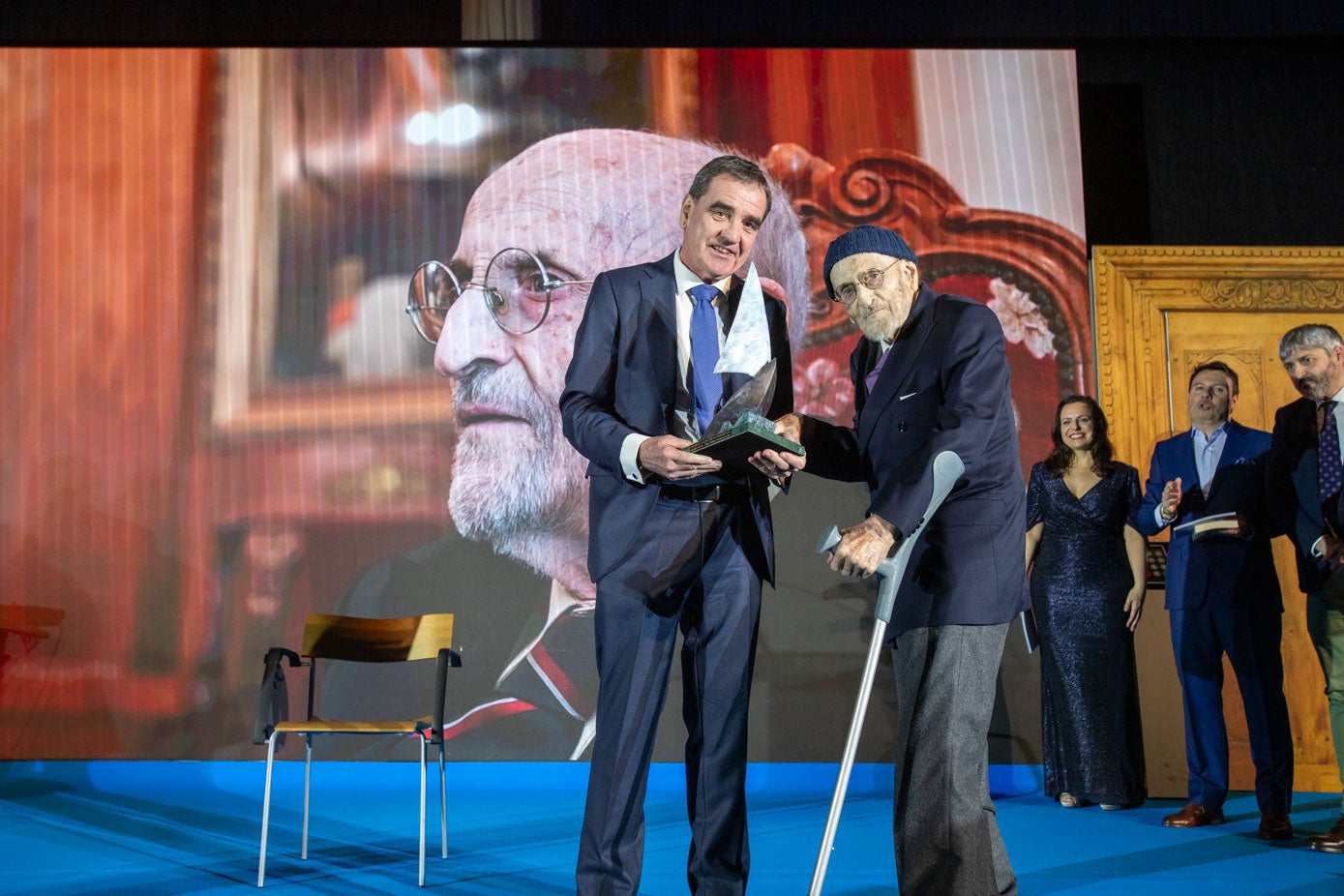 Álvaro Pombo fue reconocido el año pasado en la Gala de El Anuario de El Diario Montañés como Cántabro del Año. Recibió el premio de manos de Ignacio Pérez, director general de El Diario Montañés