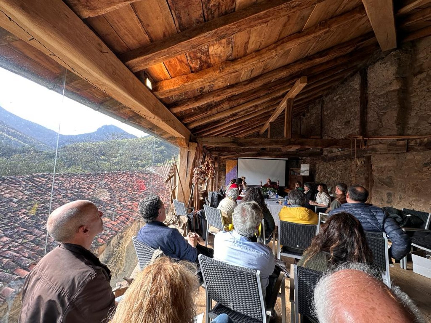 Imagen de una reunión celebrada por Acanto en La Casa de las Doñas, en Enterrías, en Vega de Liébana