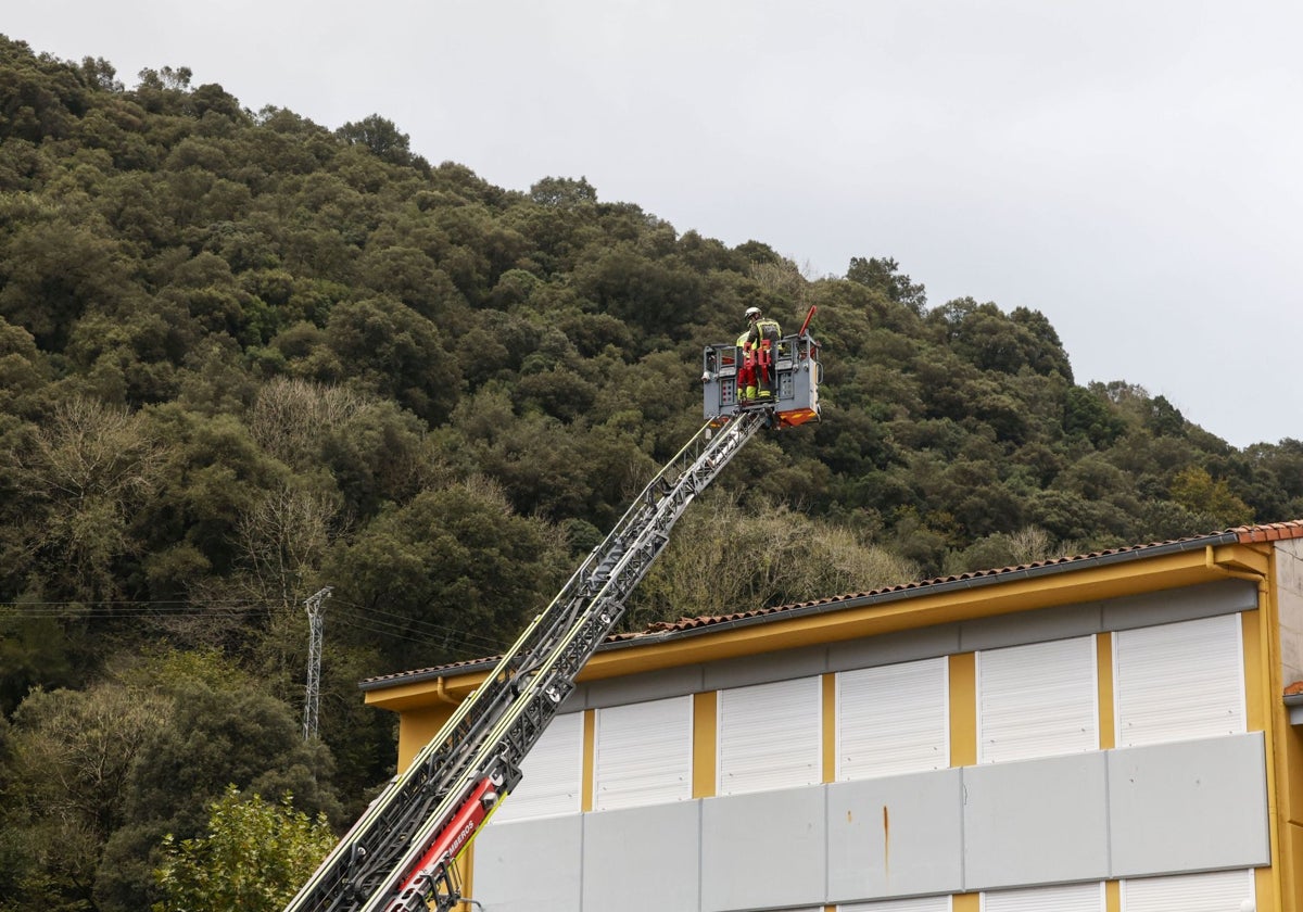 Los bomberos de Valdáliga interviniendo este lunes para evaluar los daños.