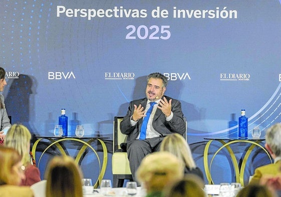 Saray Ceballos, moderadora del evento, junto a los protagonistas de la mesa de debate, Álvaro Manteca y Miguel Cardoso.