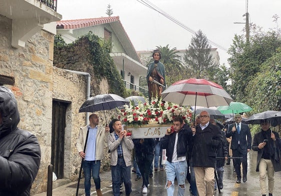 Procesión bajo la lluvia del año pasado.