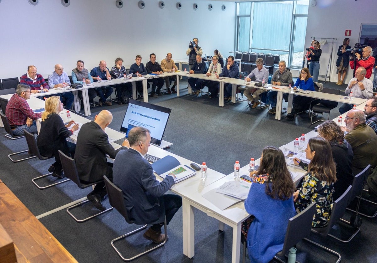 La consejera de Ganadería, María Jesús Susinos, con los integrantes de la Mesa del Lobo.