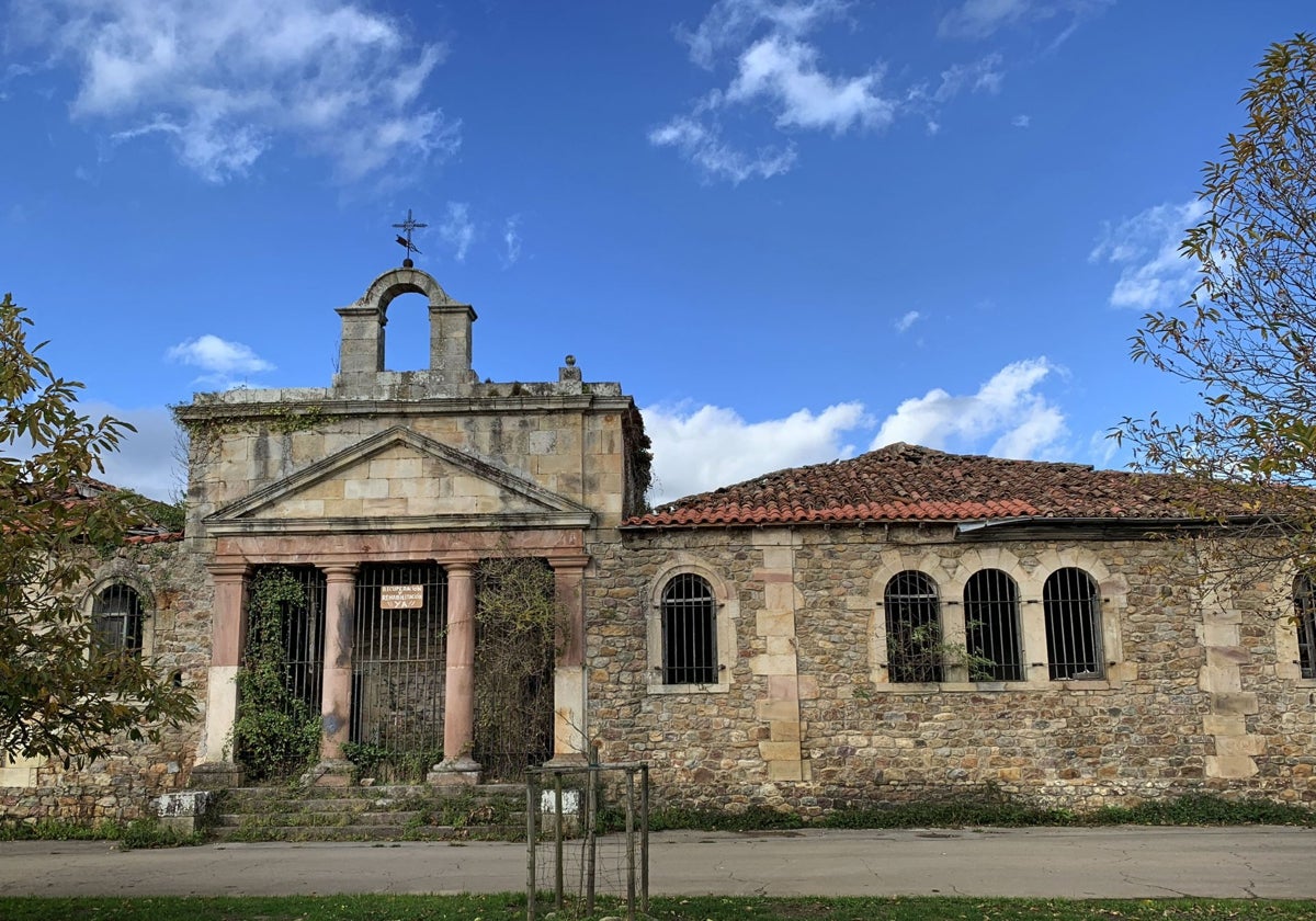 Estado actual que presenta la portalada neoclásica de las escuelas de Terán.