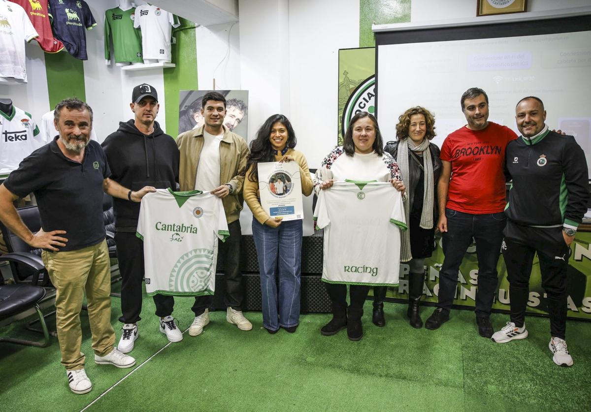 Varios miembros de la APR y el jugador del Racing Aritz Aldasoro, tercero por la izquierda, posan con la camiseta.