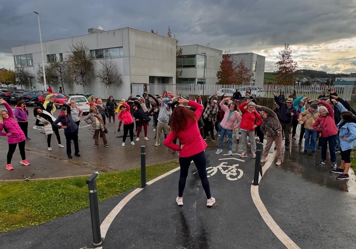 Una de las actividades de estiramientos que acompañaron a la marcha por la diabetes desde el centro de salud de Bezana.