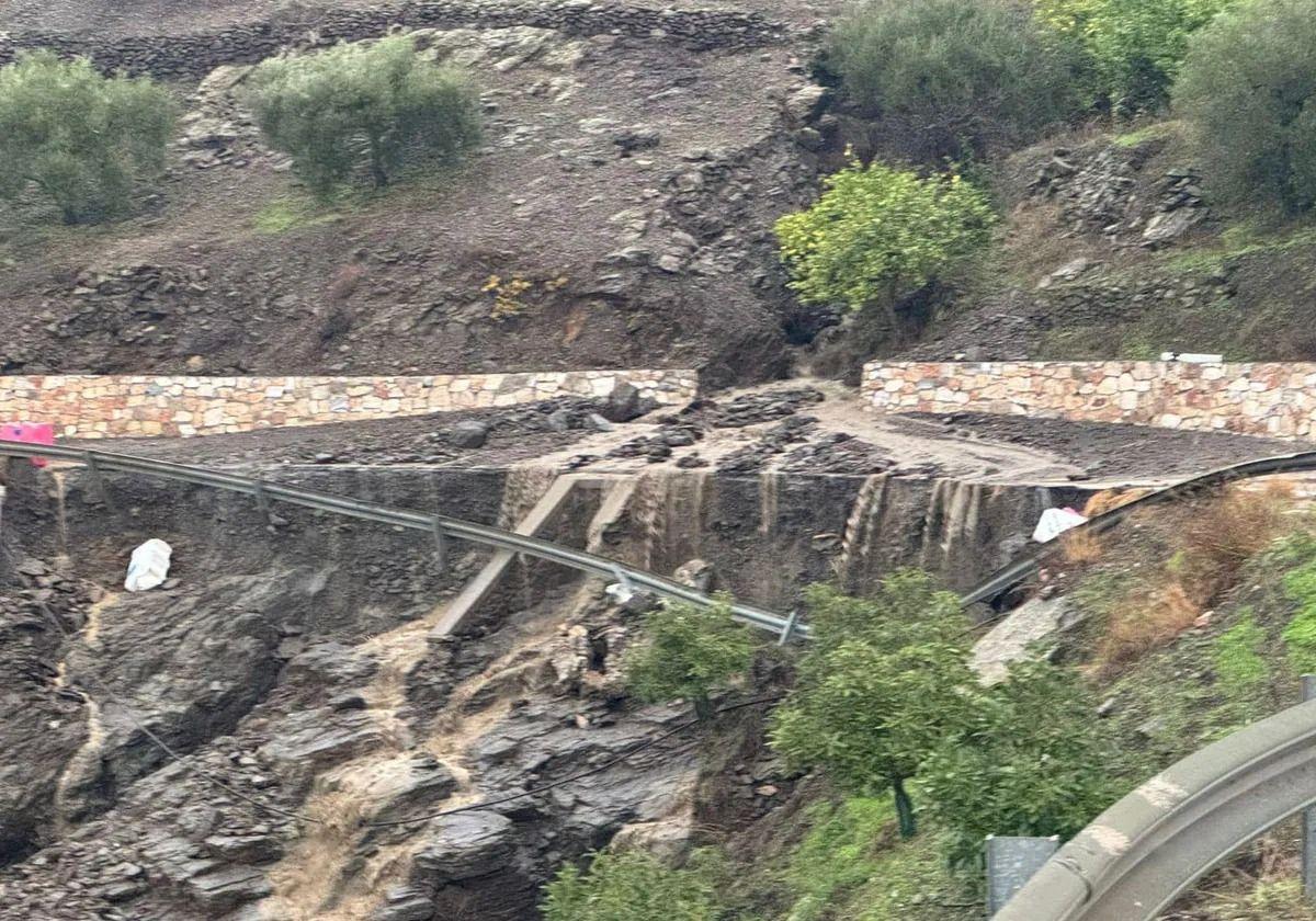 Imagen de los daños en la carretera comarcal que conecta Torrox con Cómpeta