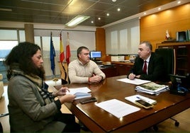 Imagen de archivo de una de las reuniones que el consejero Roberto Media ha mantenido con el alcalde de Ruesga, Jesús Ramón Ochoa.