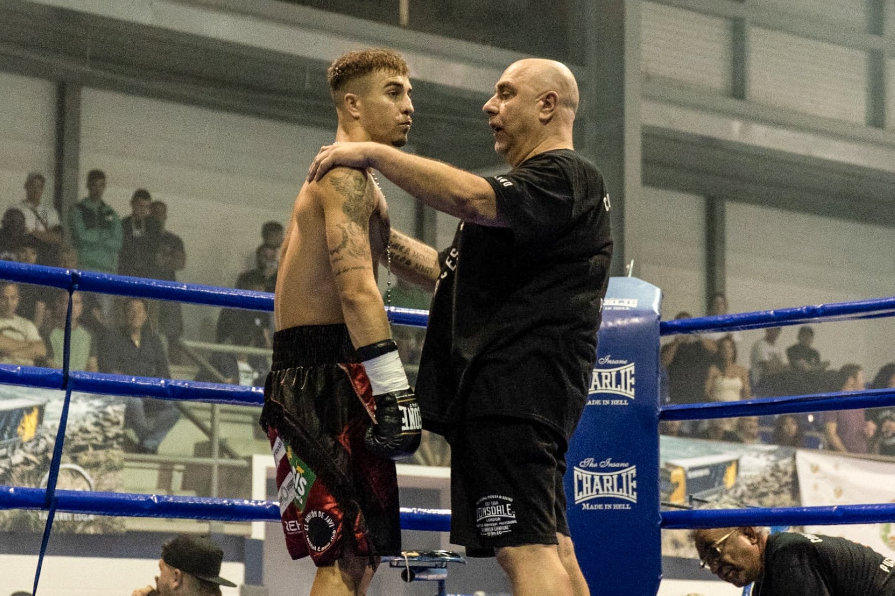 Jesús Laso en la esquina del ring, con su padre, Marcos Laso.