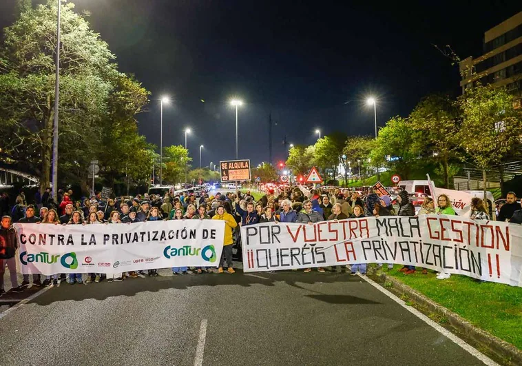 Los trabajadores han desplegado dos pancartas contra la privatización y gestión.