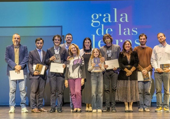 Los premiados de las diferentes categorías posan con las autoridades, en el Teatro Casyc. La escenografía y el eje de la Gala fue diseñada por la compañía cántabra Ruido Interno.