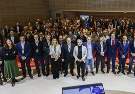 Los ponentes y asistentes a la primera jornada del congreso de vivienda posan juntos en el Auditorio del Centro Botín de Santander.