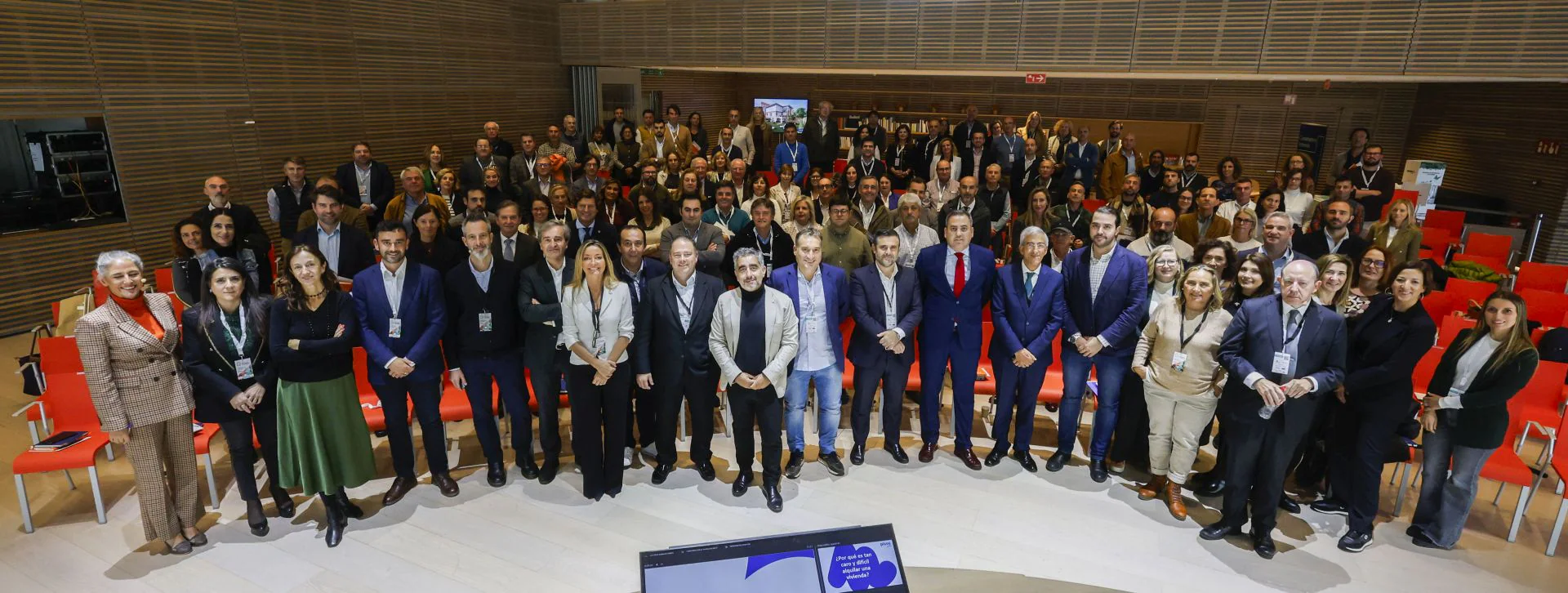 Los ponentes y asistentes a la primera jornada del congreso de vivienda posan juntos en el Auditorio del Centro Botín de Santander.