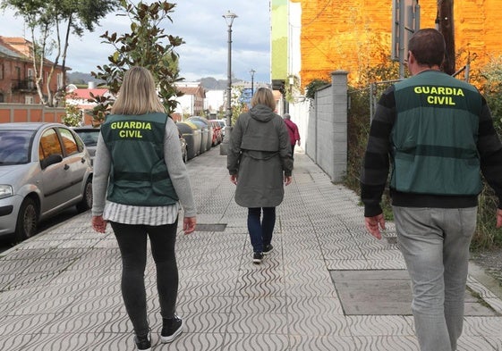 Efectivos de la Guardia Civil durante una misión de protección.