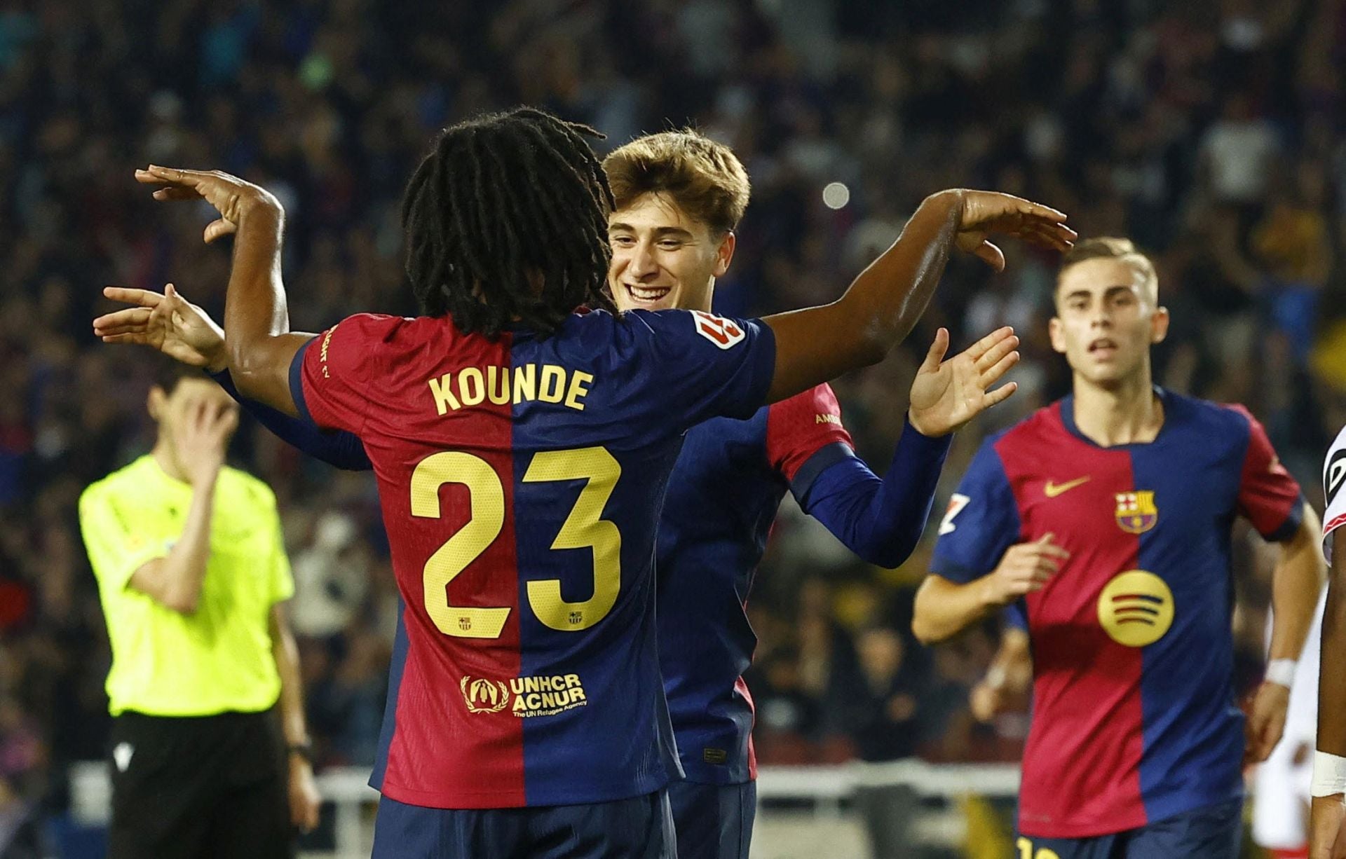 Pablo Torre celebra junto a Kounde un tanto con el Barça.