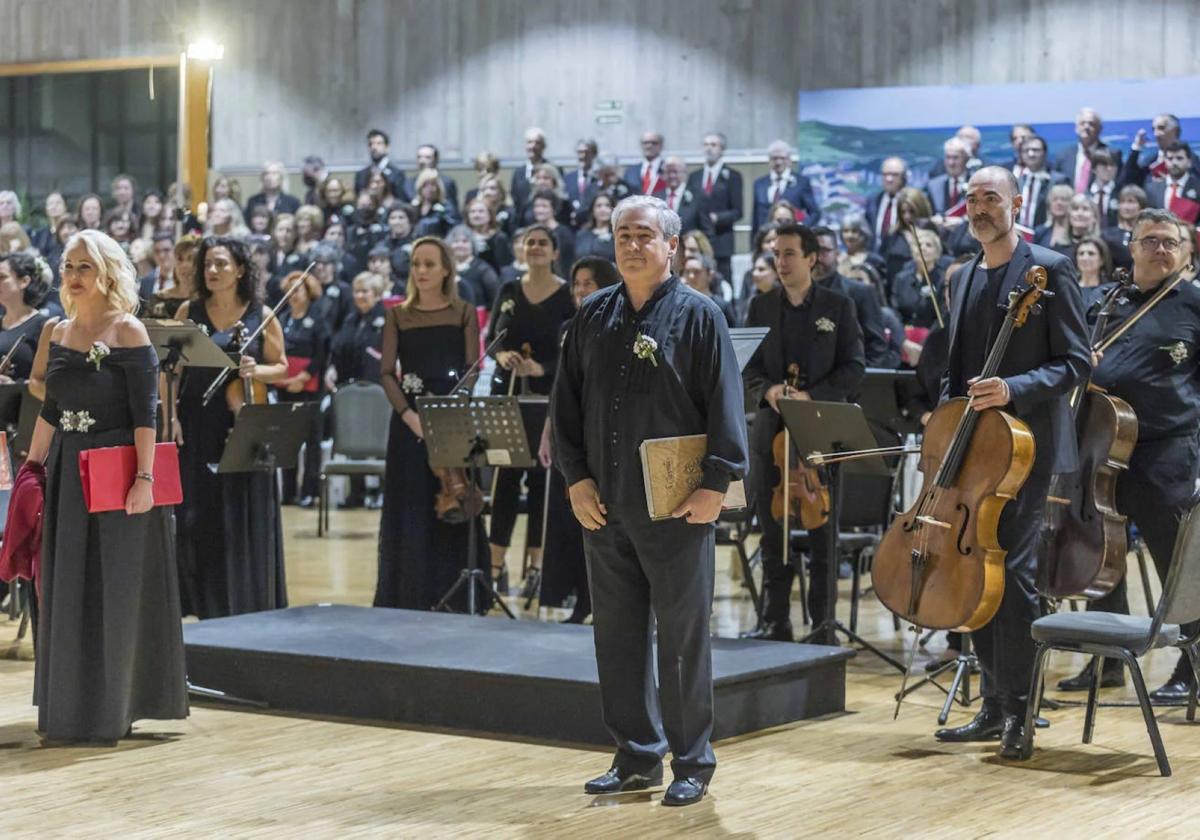 El director Manuel Galán y los participantes saludan al público en el Mesías celebrado en 2022.