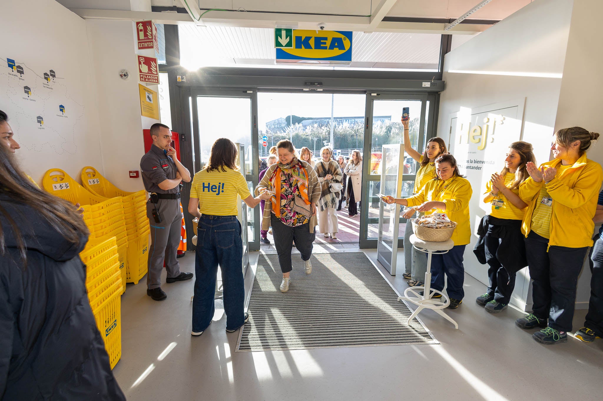 Al abrir las puertas los trabajadores recibieron a los clientes entre aplausos.