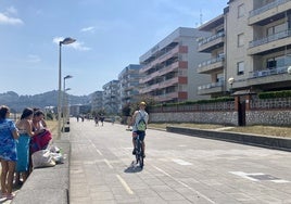 Un ciclista circula por el paseo marítimo.