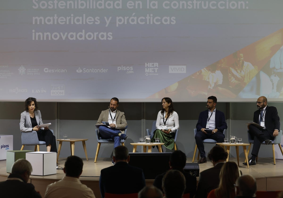 Ana Palencia, moderadora, vicepresidenta de Clúster de Sostenibilidad de Cantabria y CEO de Eco Intelligent Growth- Grupo Construcía; Rubén Gutiérrez, asesor técnico KeraKoll; Montse Lavilla, directora de Marketing Sotysolar; Eduardo Gómez, gerente de Almacenes Lavín; y Jesús González, gerente de Murart.