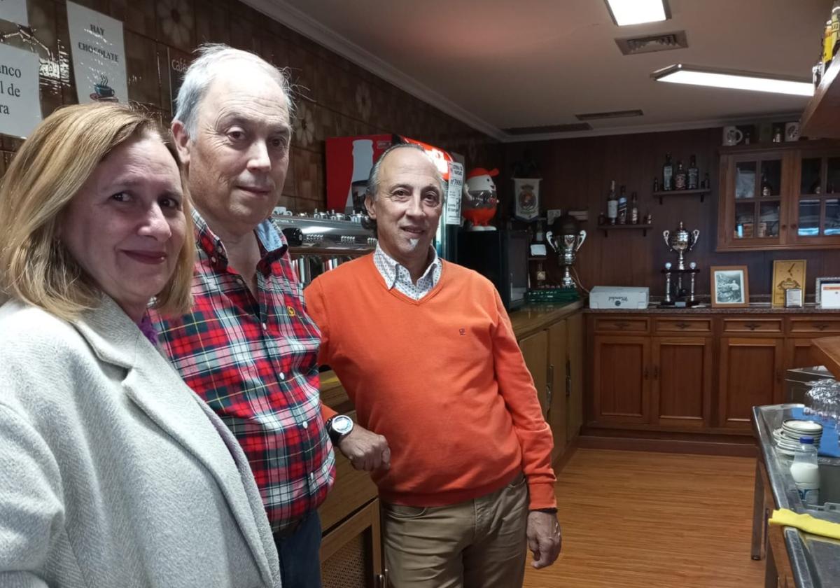 Marisa Peñil y los hermanos Evaristo y Jaime Fernández, detrás de la barra del Bar Jaime.